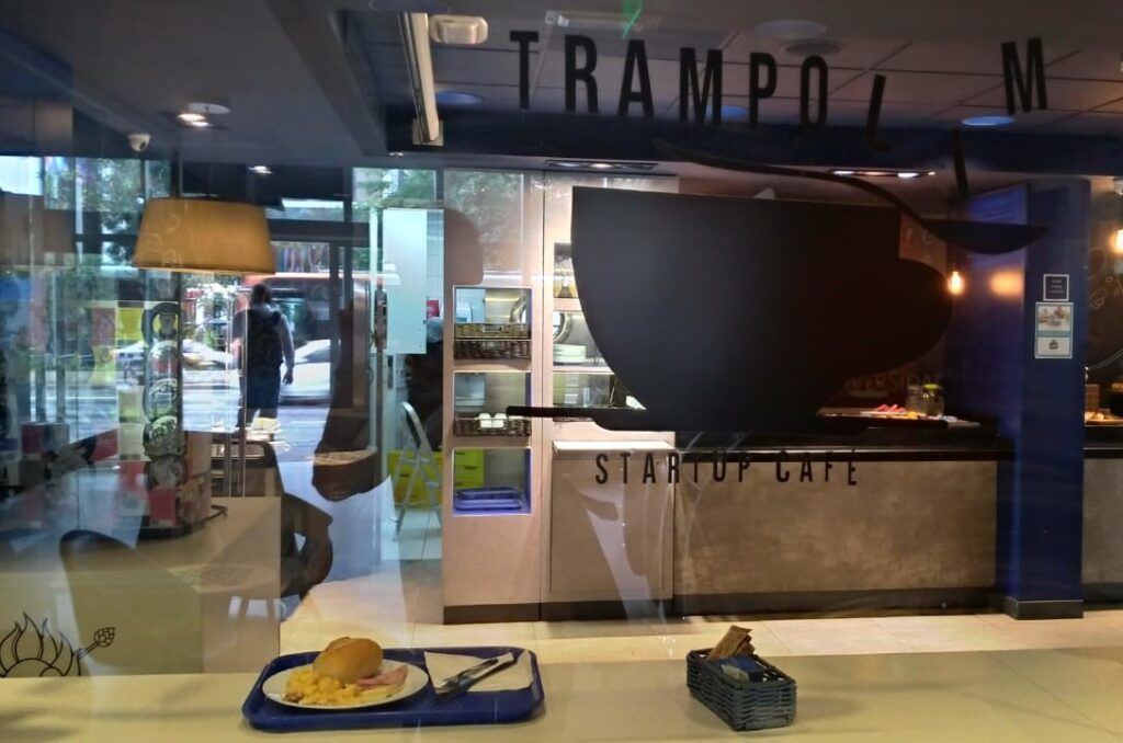Café Trampolim é um Coworking próximo da Avenida Paulista e ao lado do Metrô Paulista